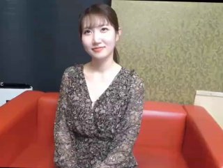 短发嫩妹子穿着白色吊带 露奶诱惑 手指揉豆豆 自慰器自慰呻吟